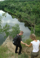Студенти НУВГП під час навчальної практики з геології та гідрогеології знайомляться з артезіанським фонтаном на заплаві річки .png